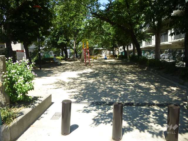敷地に隣接する本庄町小公園