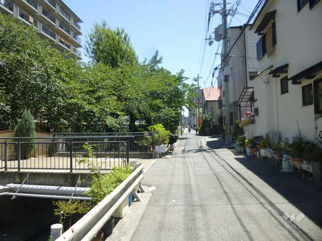 敷地西側には公園を挟んで水路が流れています。