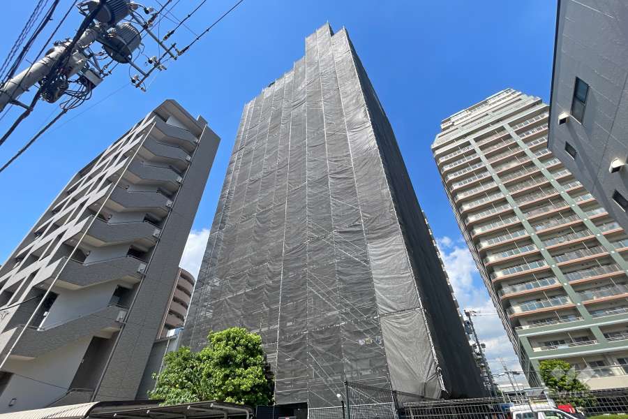 ライオンズマンション新小岩駅前壱番館の外観（南東側から）※2025年1月現在、大規模修繕工事中