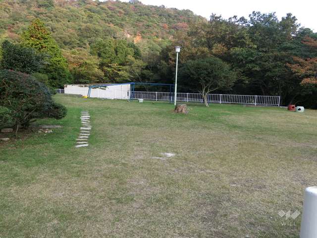 敷地に隣接する小さな公園