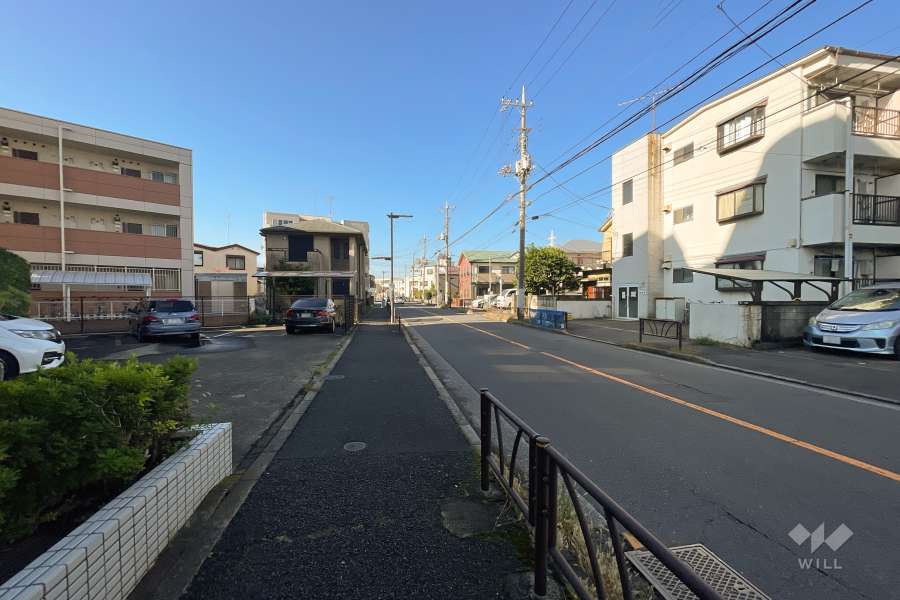 敷地北西側の前面道路（北東側から）