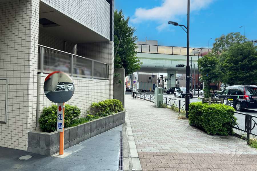 敷地西側の前面道路