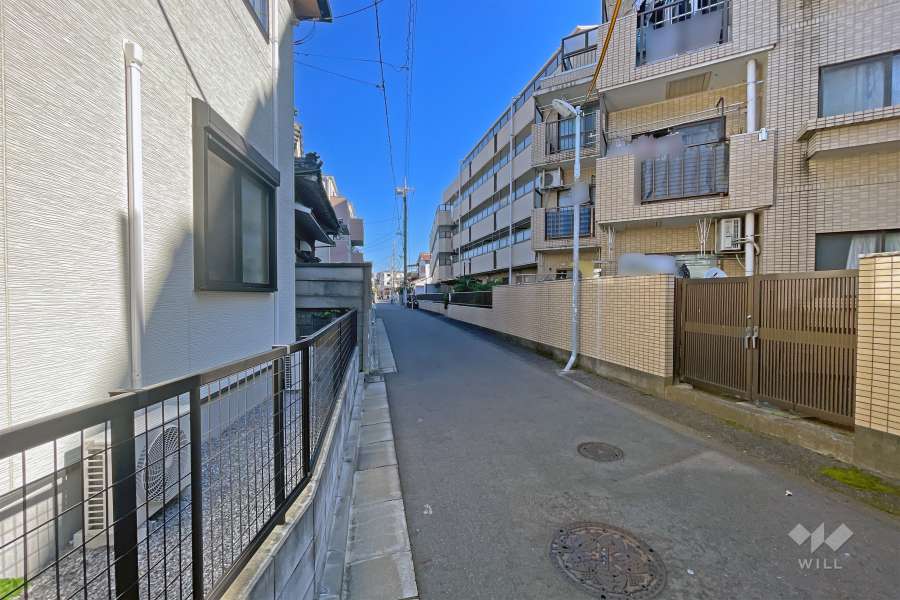 敷地の南側前面道路（東側から）