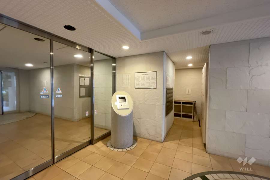 エントランスはオートロック付きです。
