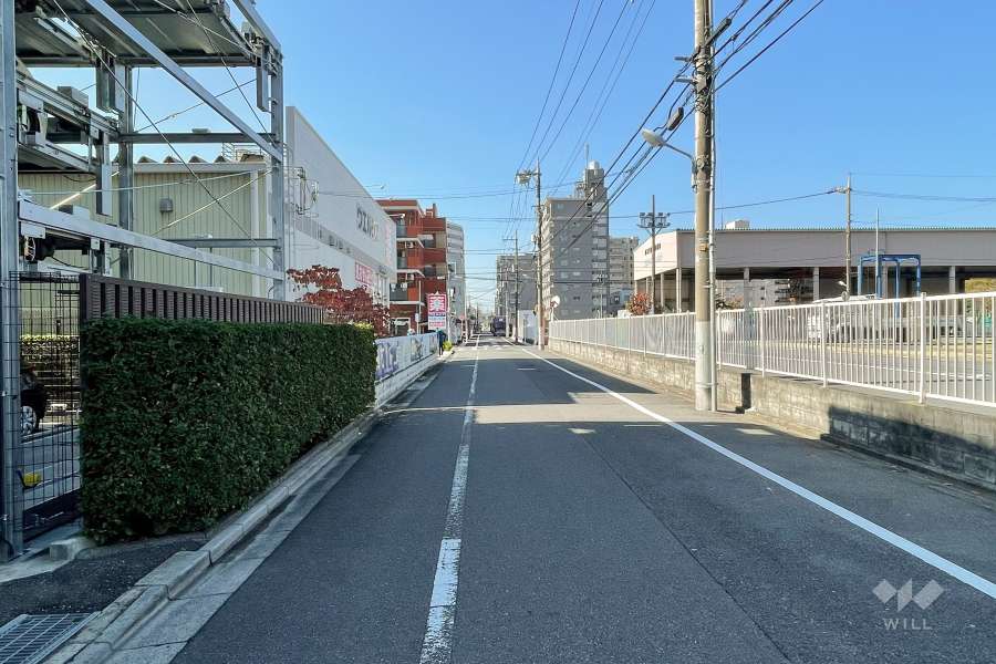 敷地の北側前面道路（東側から）