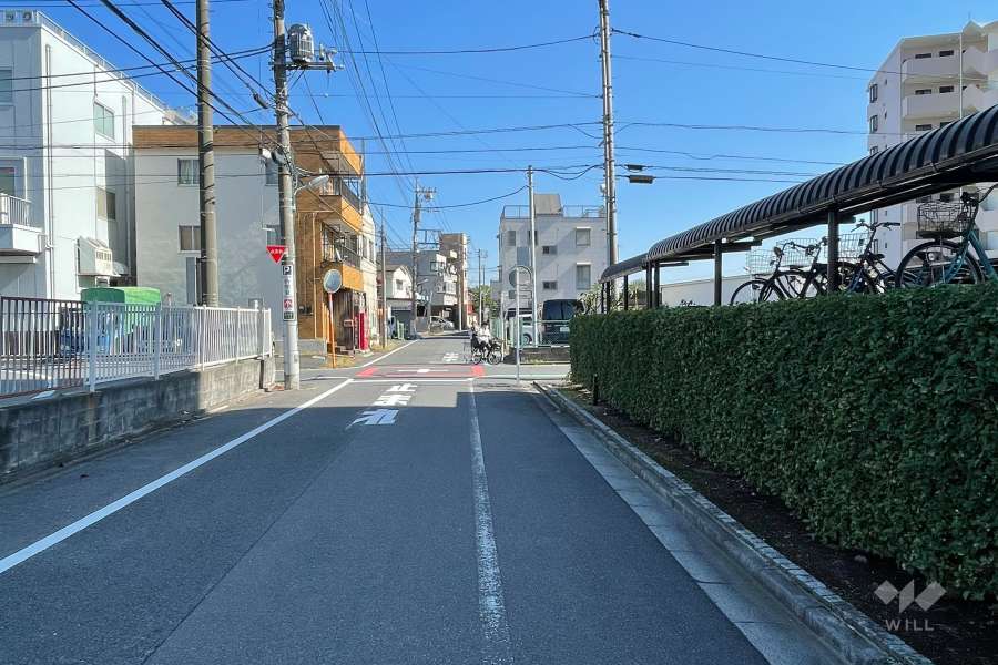 敷地の北側前面道路（西側から）