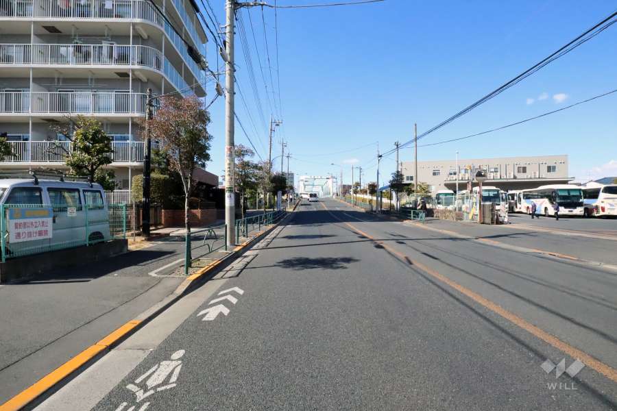 敷地北東側の前面道路(東側から)