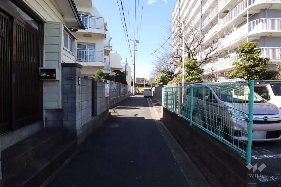 敷地南西側の前面道路(南東側から)