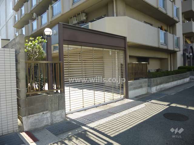 駐車場出入り口（リングシャッター付き）