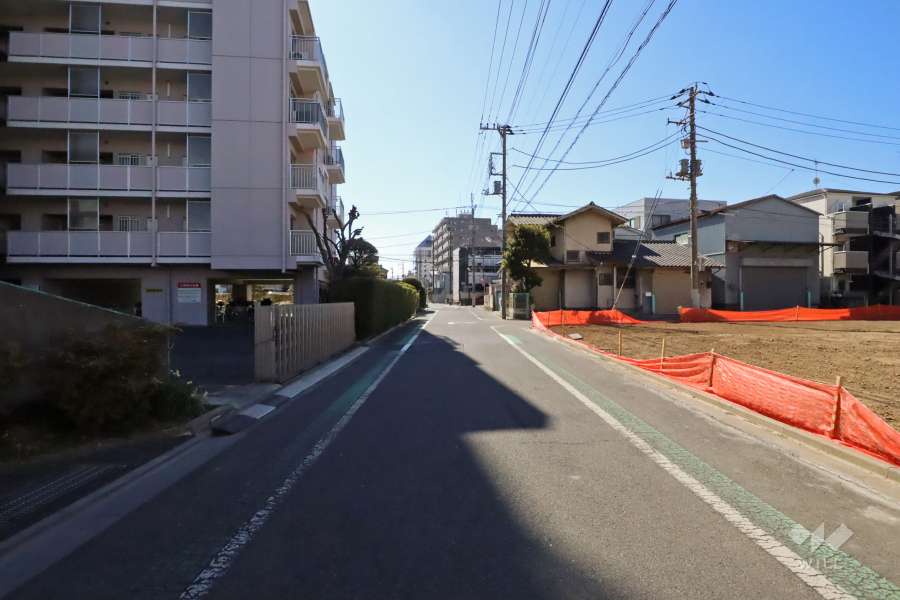 敷地西側の前面道路（北側から）
