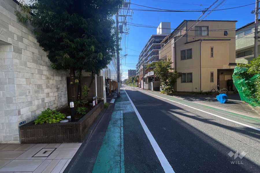 敷地の北側前面道路（東側から）