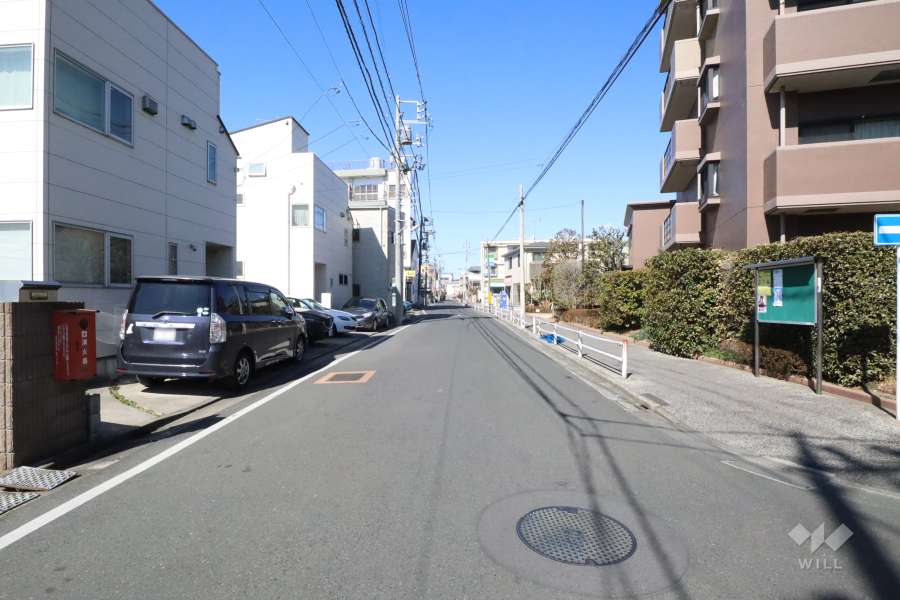 敷地南西側の前面道路(南東側から)