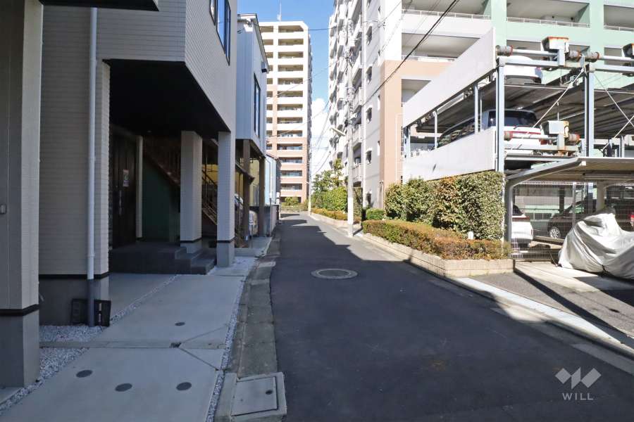 敷地西側の前面道路（南側から）