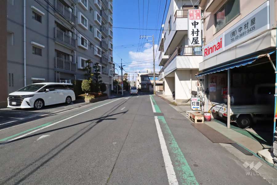 敷地東側の前面道路（南側から）