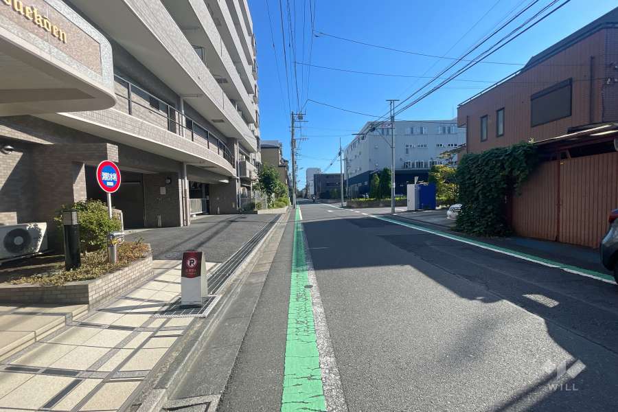 敷地西側の前面道路