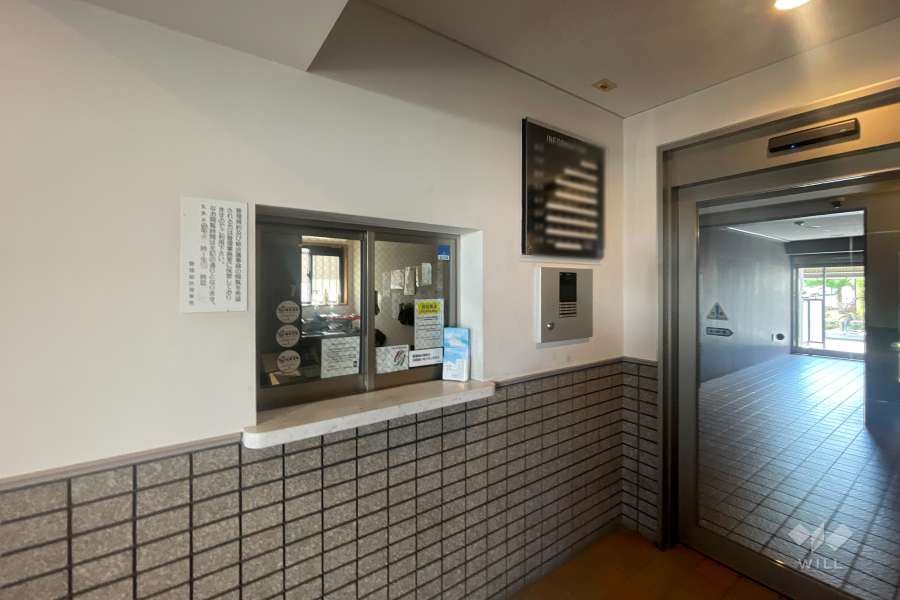 エントランスはオートロック付きです。