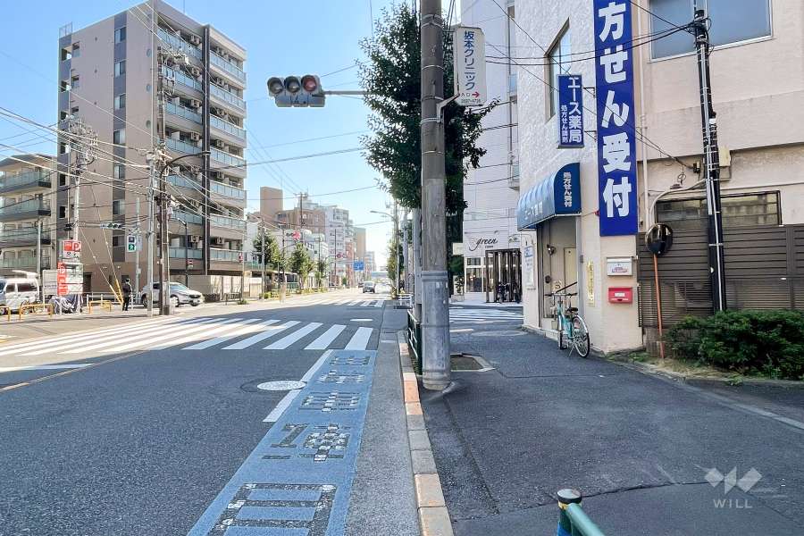 敷地北東側の前面道路（北西側から）