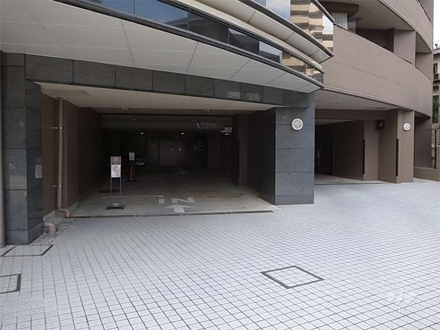 エントランス横の駐車場入り口