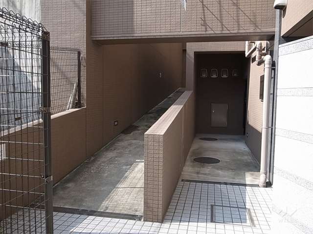 駐輪場とバイク置き場へのアプローチ