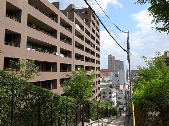 敷地の南側には武庫山の住宅地に続く階段があります。