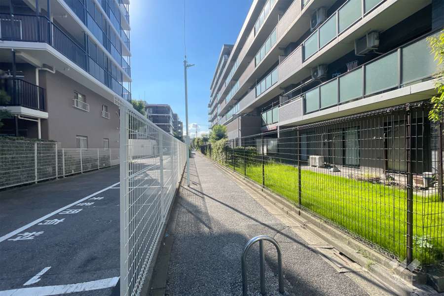 敷地南側の前面道路（東側から）
