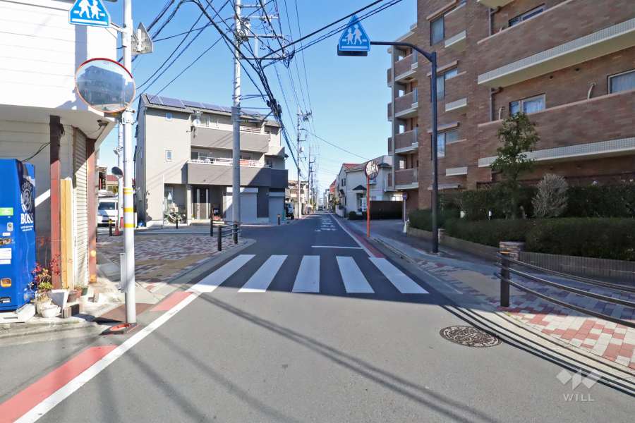 敷地北西側の前面道路(南西側から)