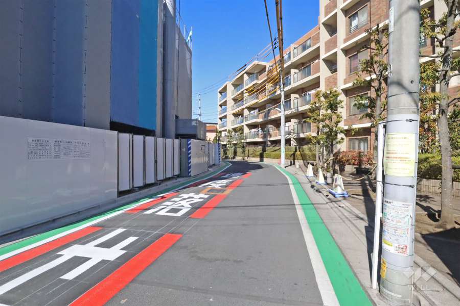 敷地南側の前面道路(東側から)