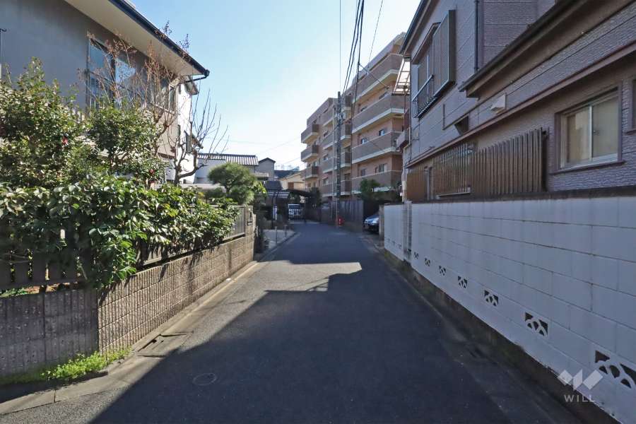 敷地北側の前面道路(西側から)
