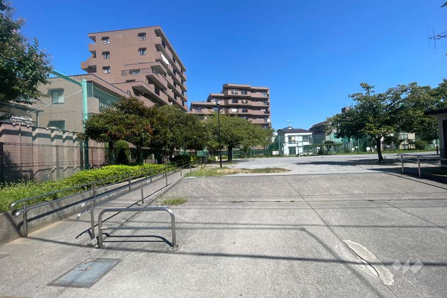 敷地に隣接した西新小岩公園