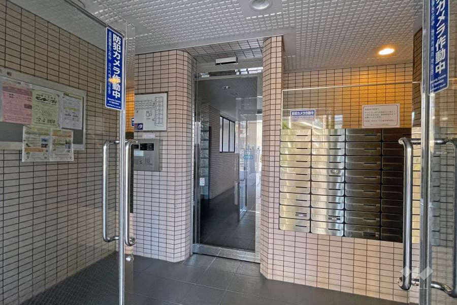 エントランスはオートロック付きです。
