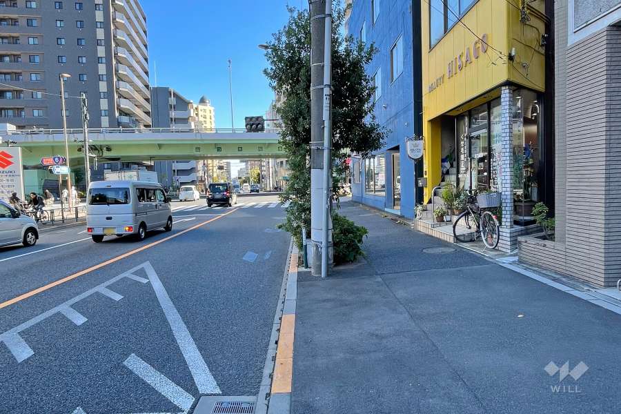 敷地の北東側前面道路（北西側から）