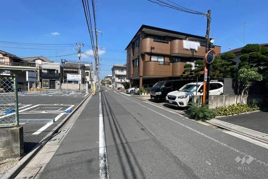 敷地西側の前面道路（南側から）