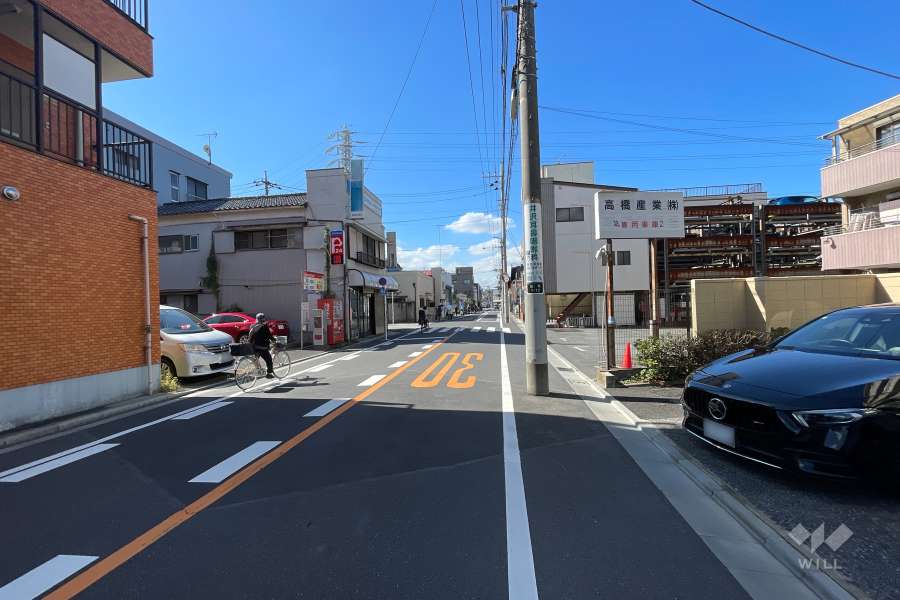 敷地の南側前面道路（東側から）