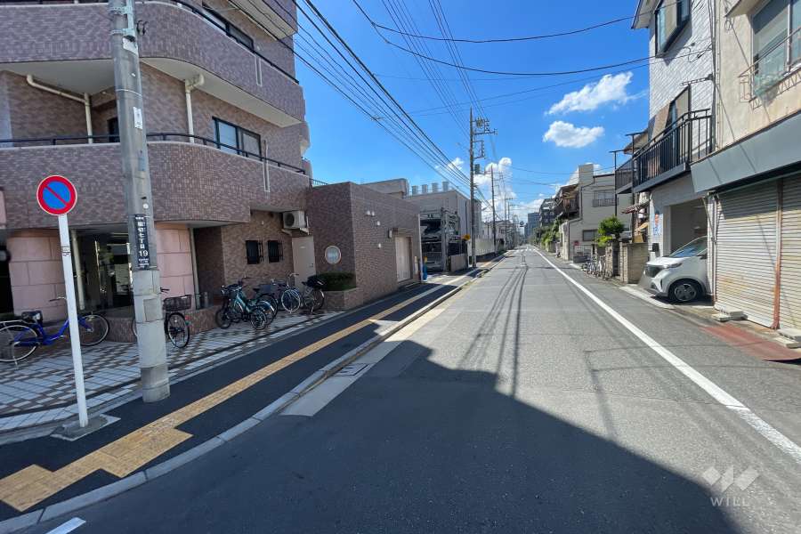 敷地北側の前面道路（東側から）
