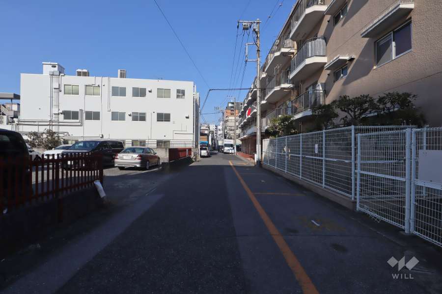 敷地西側の前面道路（南側から）