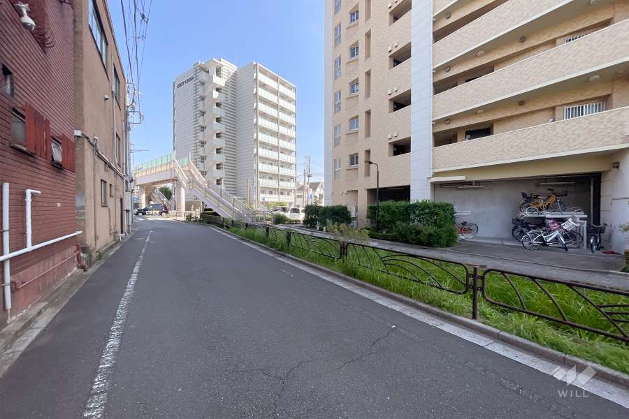 敷地西側の前面道路（南側から）