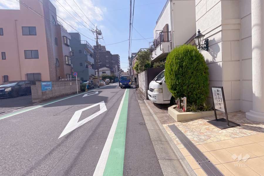 敷地東側の前面道路（北側から）