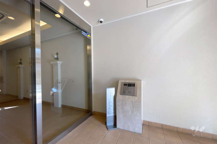 エントランスはオートロック付きです。