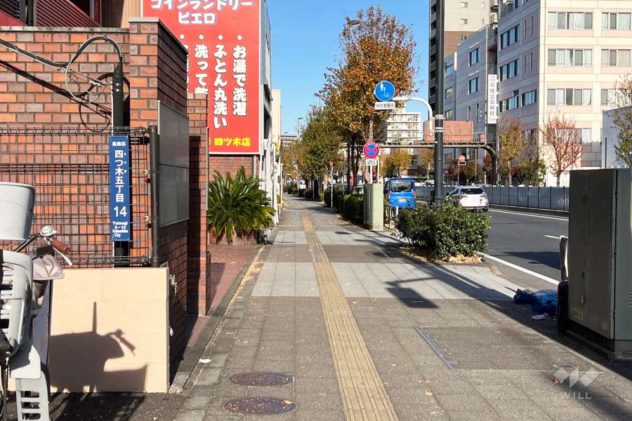 敷地の南東側前面道路（南西側から）