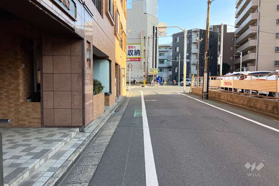 敷地の南西側前面道路（北西側から）
