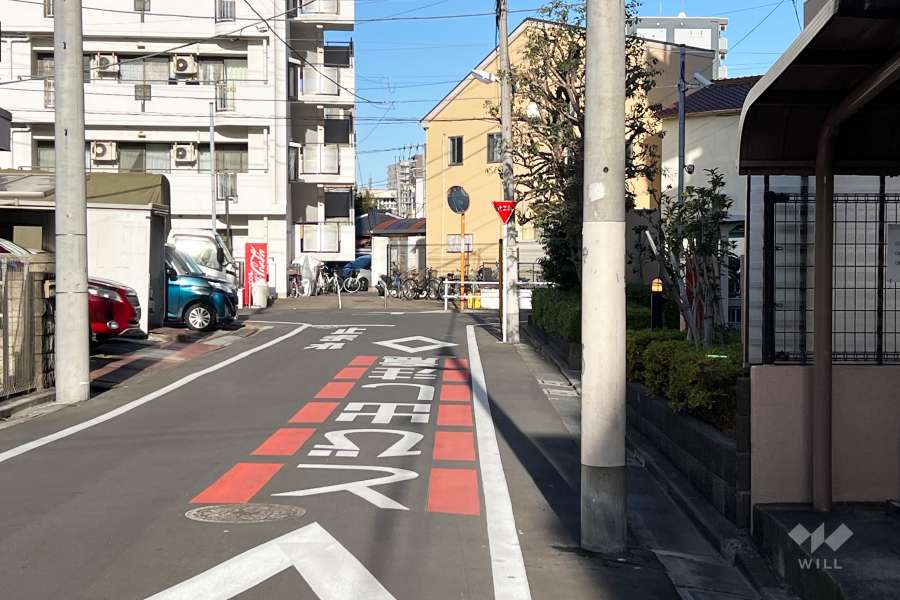 敷地の北西側前面道路（南西側から）