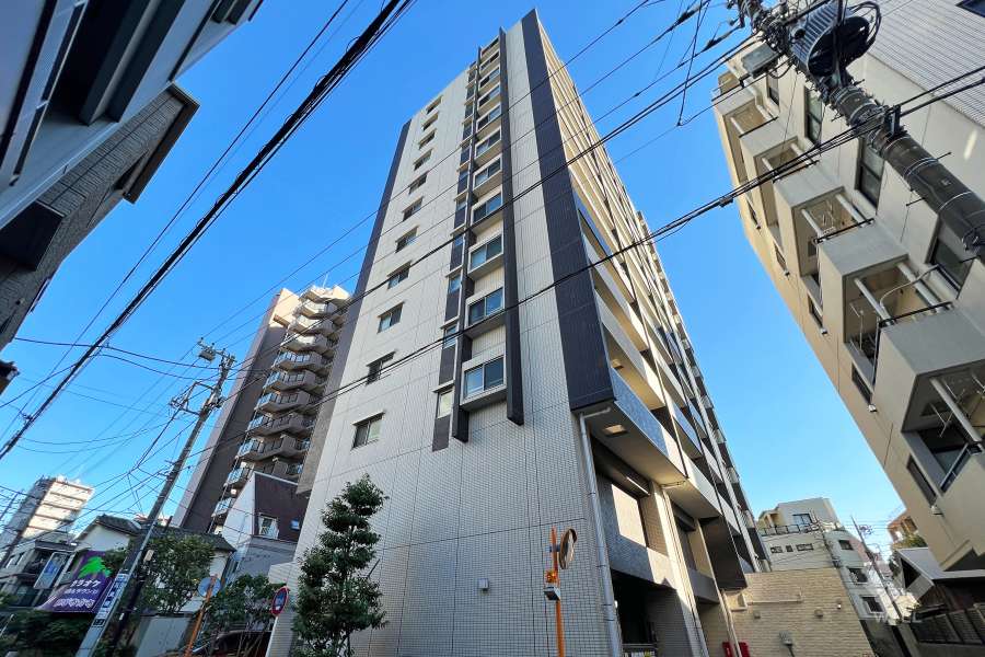 ライオンズ亀有駅前レジデンスの外観（北西側から）