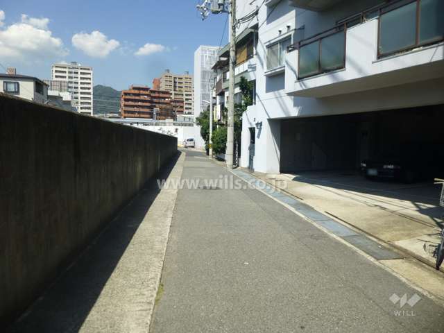 敷地西側の前面道路