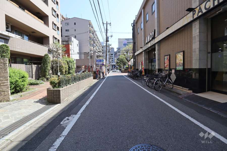 敷地西側の前面道路