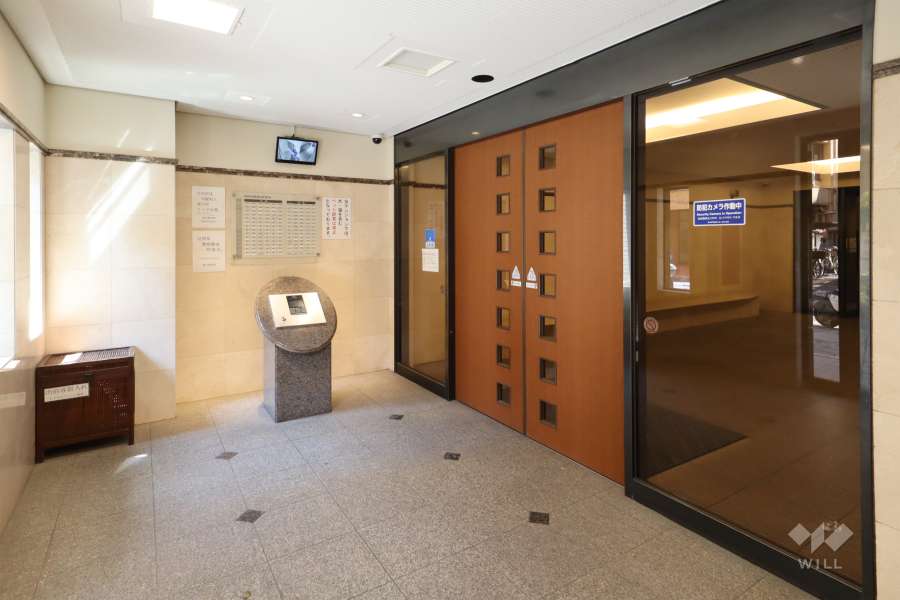 西側エントランスはオートロック付きです。