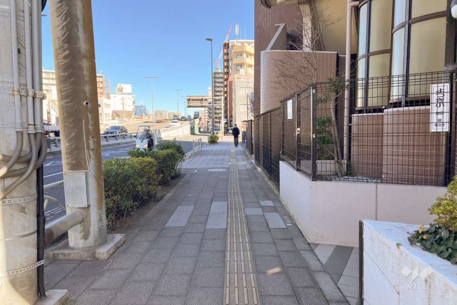 敷地北西側の前面道路（南西側から）