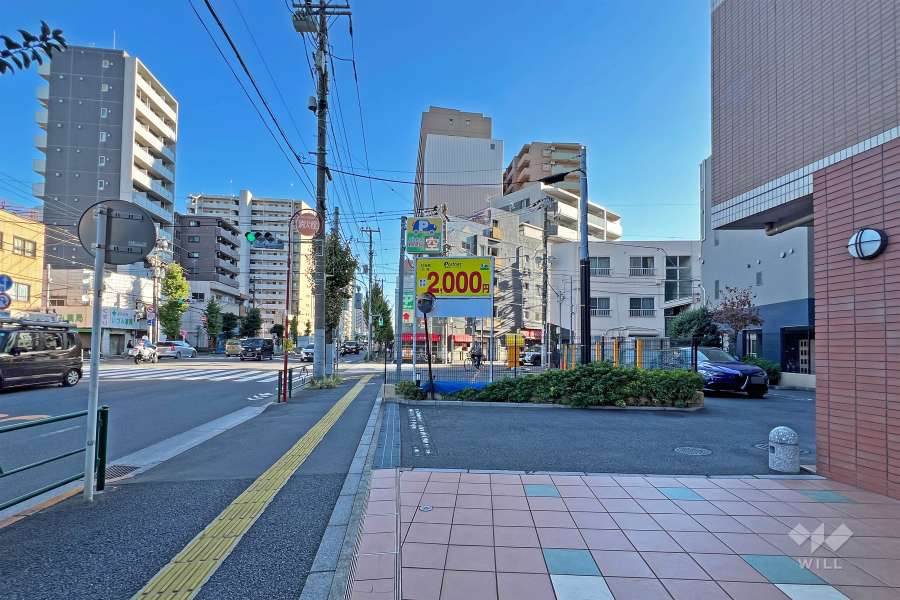 敷地北東側の前面道路は都道318号線です（北西側から）。