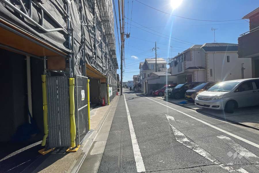 敷地の南西側前面道路（北西側から）