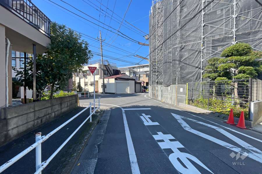 敷地の南側前面道路（東側から）