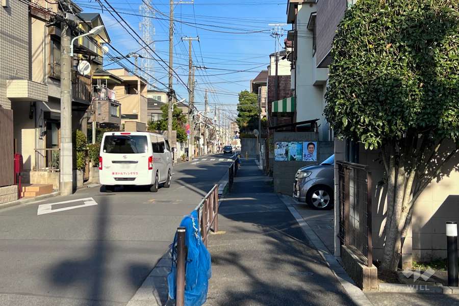敷地北西側の前面道路（南西側から）